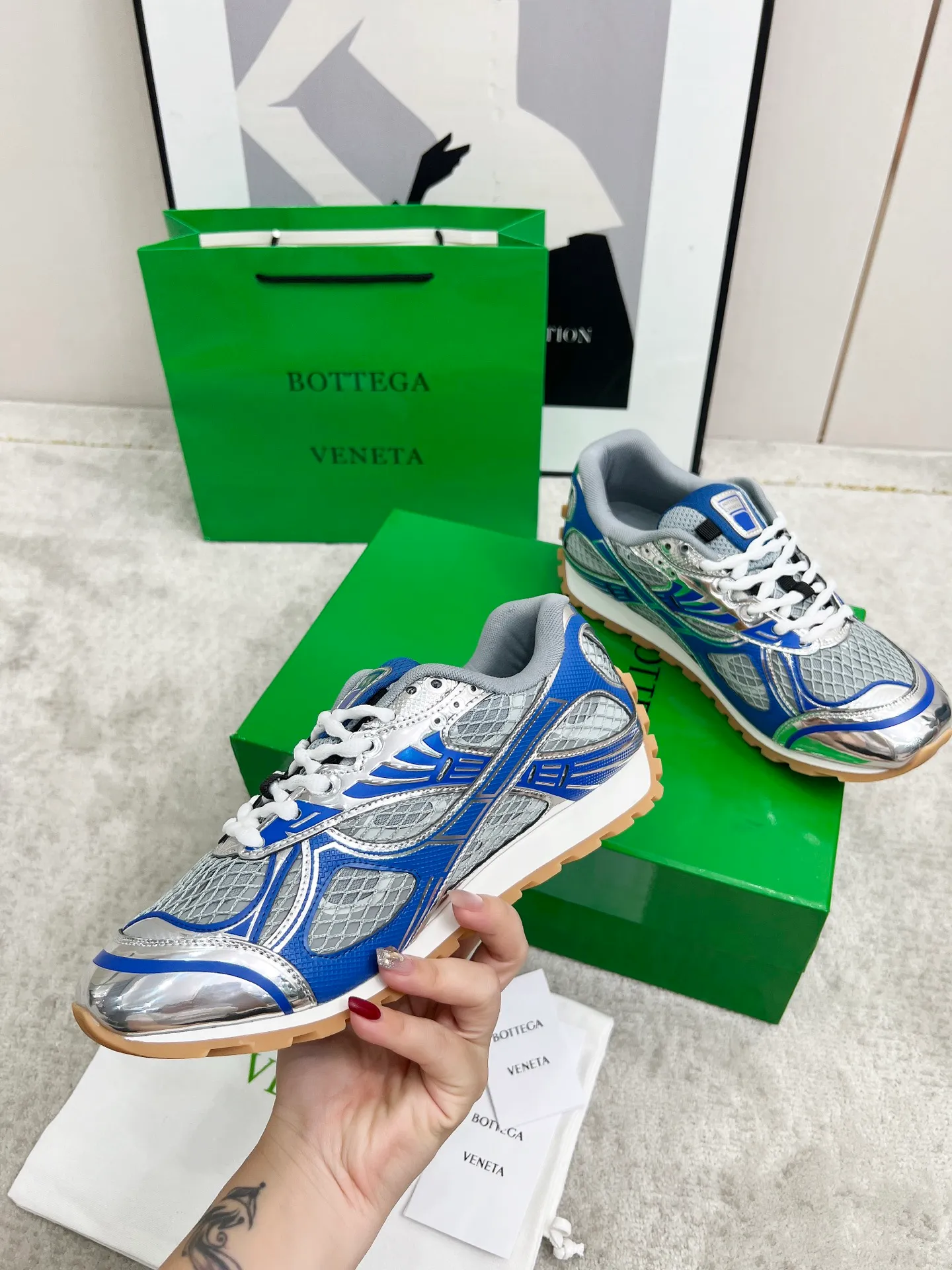 P540. Top version (couples model) Bottega Veneta Bottega Veneta 23ss autumn and winter show BV Orbit sneakers Wang Yibo's same style couples casual shoes dad shoes! Runner sneakers! Original purchase and development!  Made of original lightweight technical mesh fabric, the same as the original version! The process is complicated!  Paired with a rubber outsole designed with a geometric pattern, the high version of the Wang Zha series is actually much taller, but the legs still look slim. Very nice. Durable and playable, standard and version-matching shoe package technology, look for high-end versions. The original outsole is exclusively molded, and the color-blocked TPU outsole is used. The material and weight are the same as the original!  Size: #Female 35-41 (40 and 41 customized sizes are non-refundable) Male 39-45 (45 size customized are non-returnable and exchangeable)
